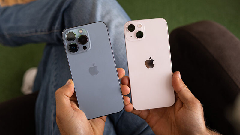 iPhone 13 استارلایت در کنار iPhone 13 Pro سیرا بلو