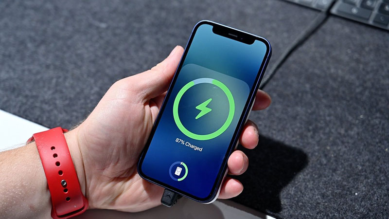 انیمیشنی که هنگام اتصال MagSafe Battery Pack روی صفحه نمایش آیفون‌ها ظاهر می‌شود