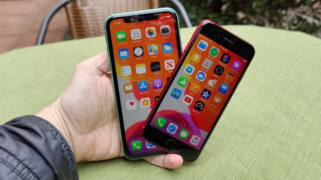 آیفون SE 2020 در کنار iPhone XR