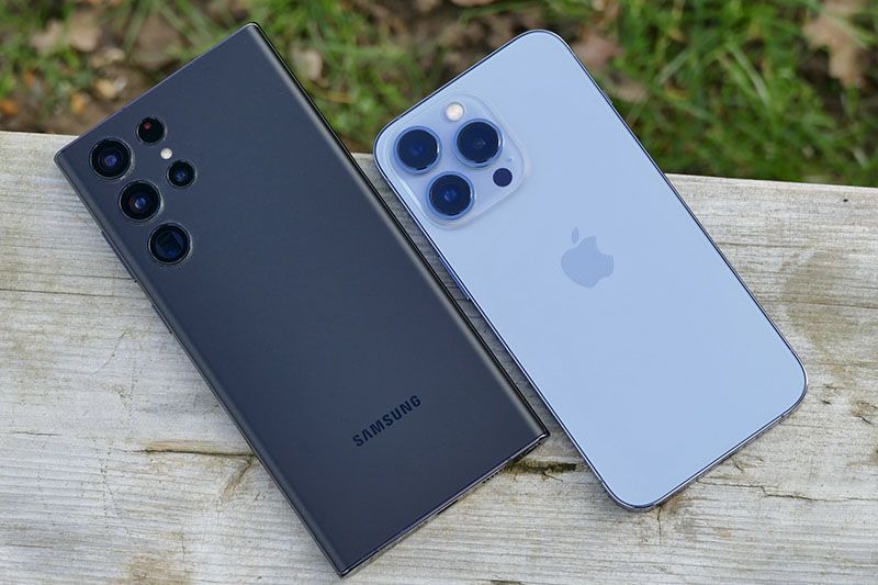 تصویری از iPhone 13 Pro Max در کنار Galaxy S22 Ultra