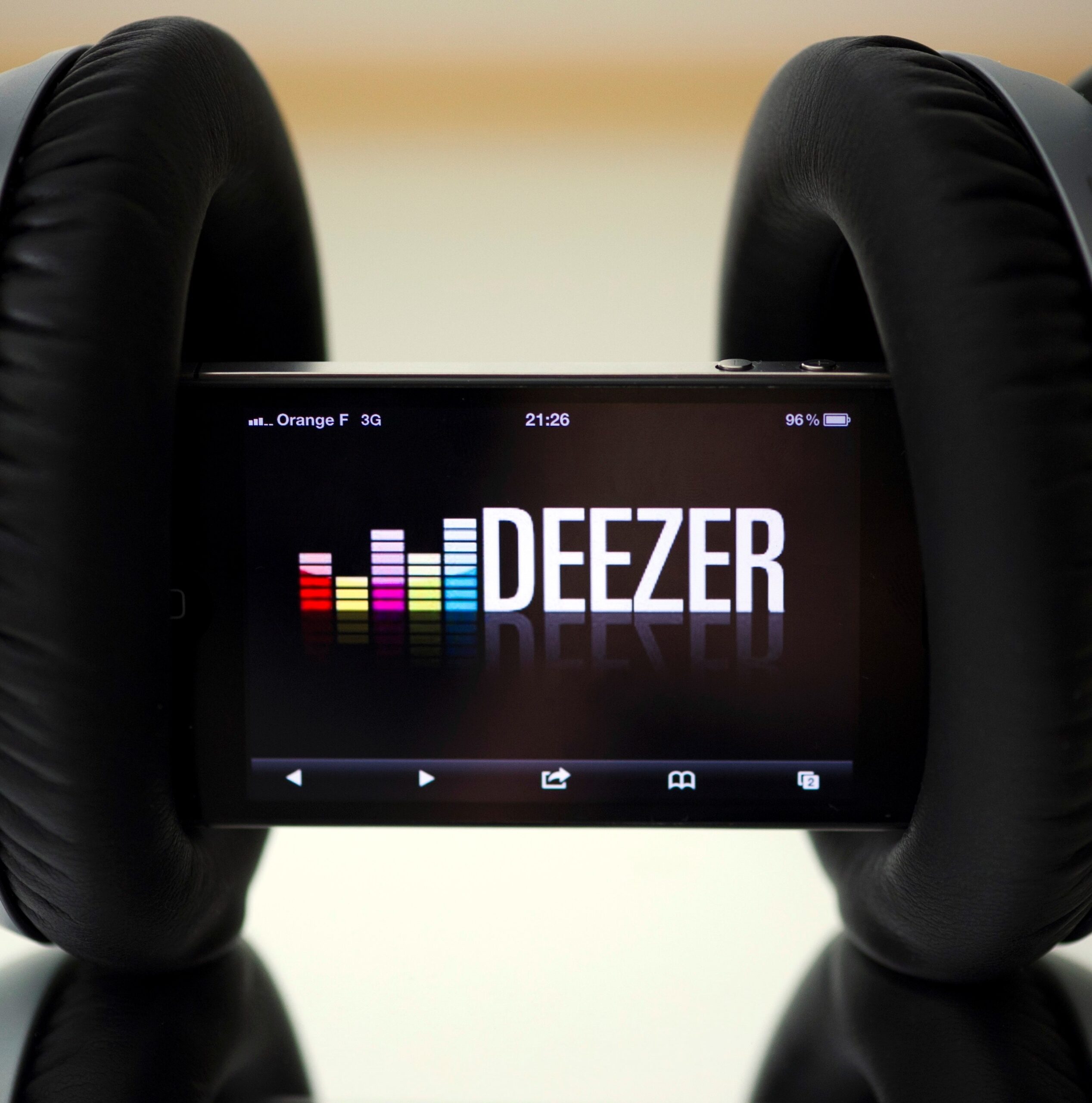 سرویس استریم موسیقی Deezer
