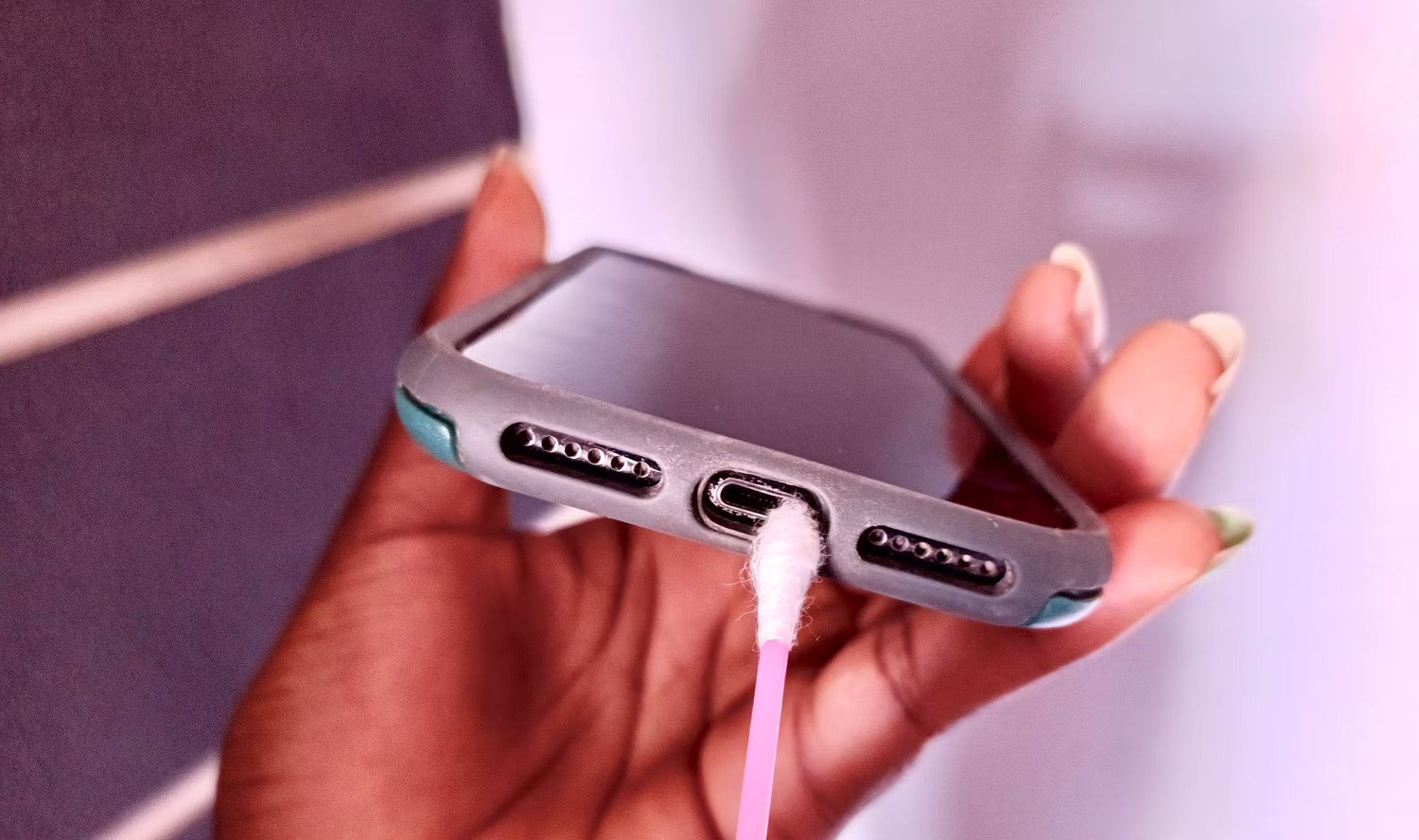 تمیز کردن پورت شارژر iPhone