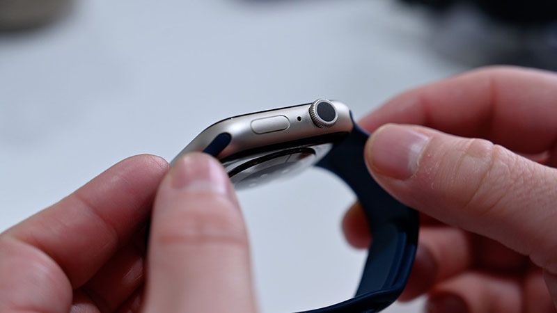 تصویری از نسخه نقره‌ای رنگ Apple Watch Series 8