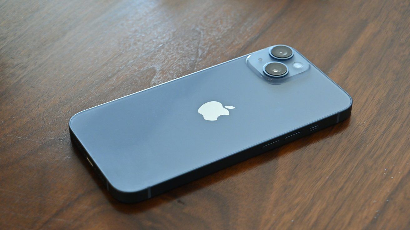 تصویری از نسخه آبی رنگ iPhone 14