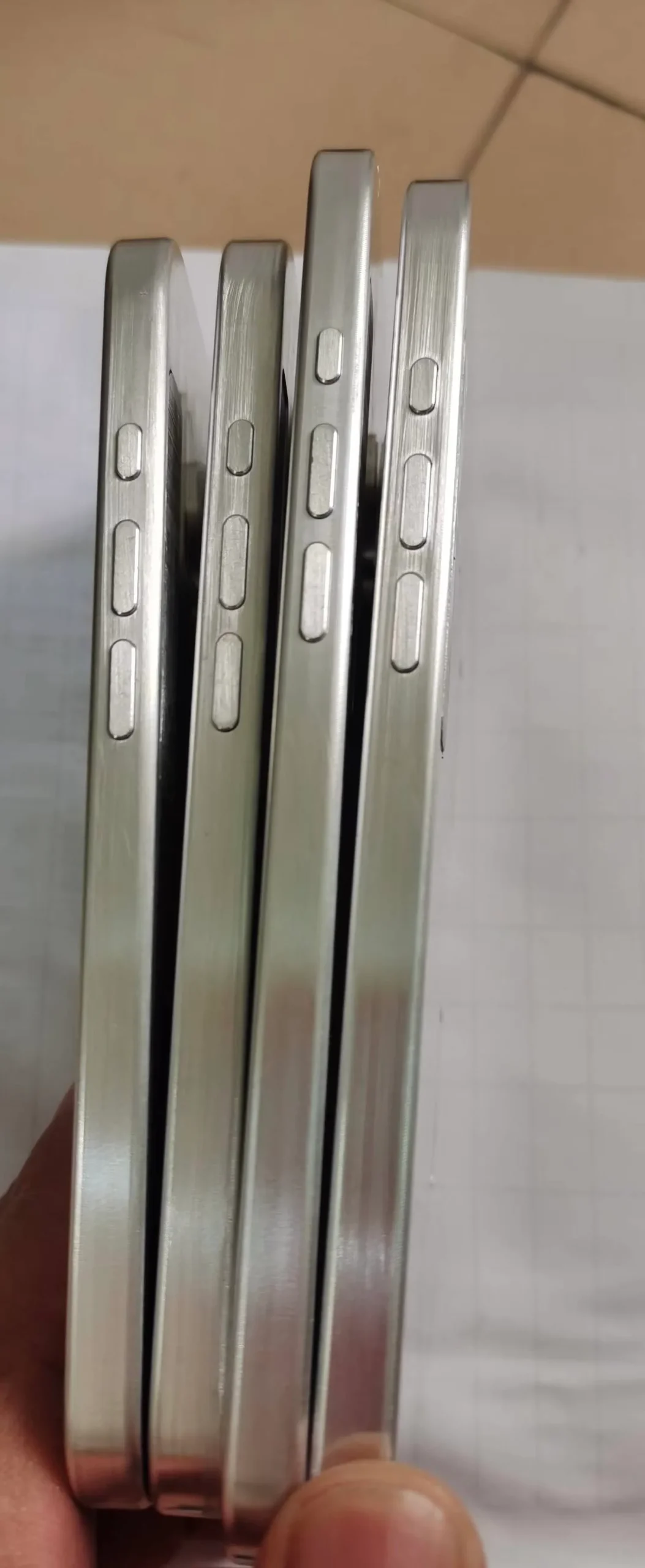 سمت چپ خانواده iPhone 16
